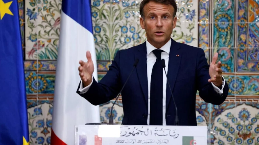2022年8月25日、アルジェの大統領府でアルジェリア側と共同記者会見するフランスのエマニュエル・マクロン大統領。AFP - ルドヴィク・マリン