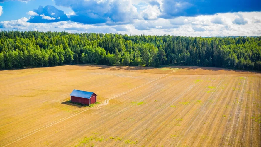 フィンランド南部の森に近い農地を空撮