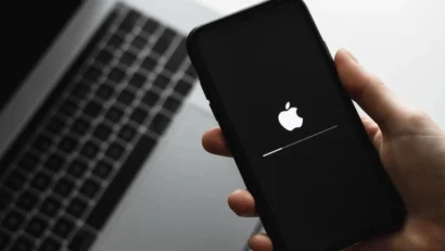 アップルは、iPhone、iPad、Macコンピュータのユーザーに対し、ハッカーにデバイスを乗っ取られる可能性のある深刻なセキュリティ上の欠陥を特定した後、オペレーティングシステムをアップデートするよう促しています。© Shutterstock