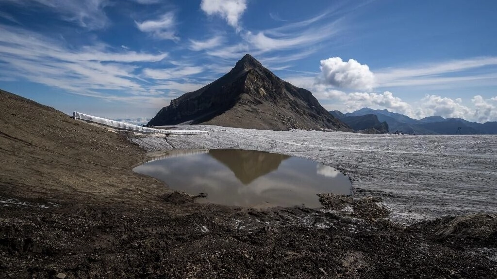 2022年8月6日に撮影された、スイスのレ・ディアブレ上空で融解するツアンフルーロン氷河の隣にあるオルデンホルン山の写真。© AFP/Fabrice Coffrini