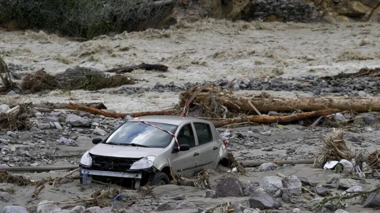 2020年10月3日、フランス南東部のロックビリエールにて、ヴェスビ川が氾濫し、泥にはまり込んでしまった車。ニコラ・トゥカト / AFP