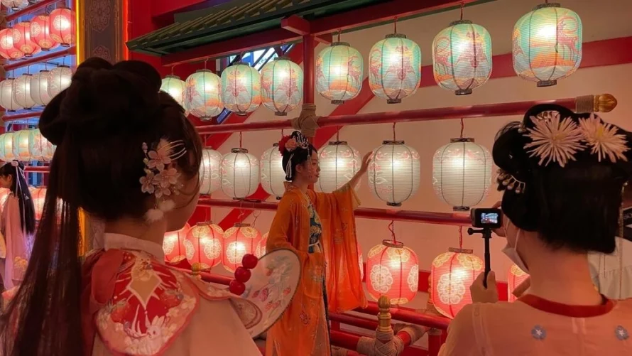 「ハンフ」は伝統的な中国の衣装で、若者の間で流行を再開しています。© ステファン・ラガルド/RFI