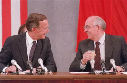 ジョージ・ブッシュ(l)とミハイル・ゴルバチョフは、1991年に締結されたSTART 1協定に関する記者会見で。 ジョージ・ブッシュ(l)とミハイル・ゴルバチョフは、1991年に締結されたSTART 1協定に関する記者会見で。（写真：AFP）