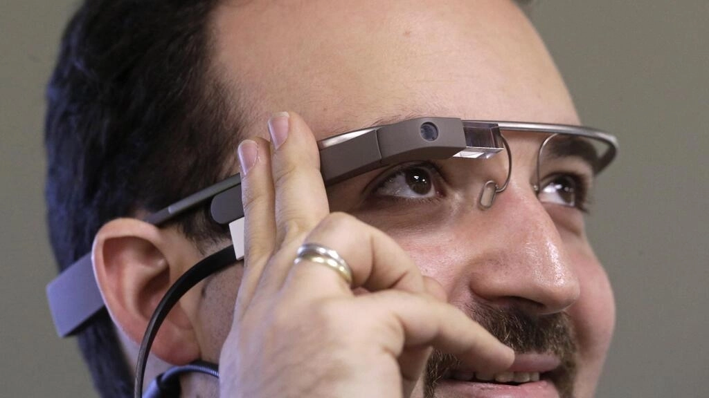 2012年、アメリカ企業はコネクテッドグラス「Google Glass」を発表した。© ロイター/インツ カルニンス/ファイル