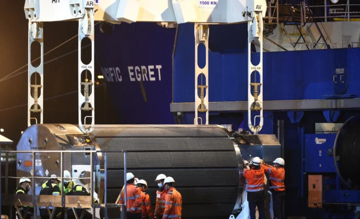 労働者は、2022年9月7日にフランス北西部のシェルブール・オクトルヴィル港で船に積み込む前に、放射性混合酸化物(Mox)燃料の容器を準備します。AFP - ジャン=フランコワ・モニエ