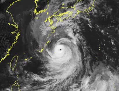 日本の南の離島の近くにある台風ナンマドール。 日本の南の離島の近くにある台風ナンマドール。© AFP-Handout/気象庁