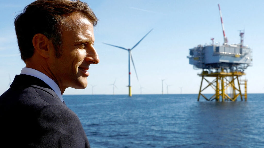 2022年9月22日、フランス西部のゲランド半島沖にあるサン・ナゼール洋上風力発電所を視察するエマニュエル・マクロン仏大統領。AFP - STEPHANE MAHE