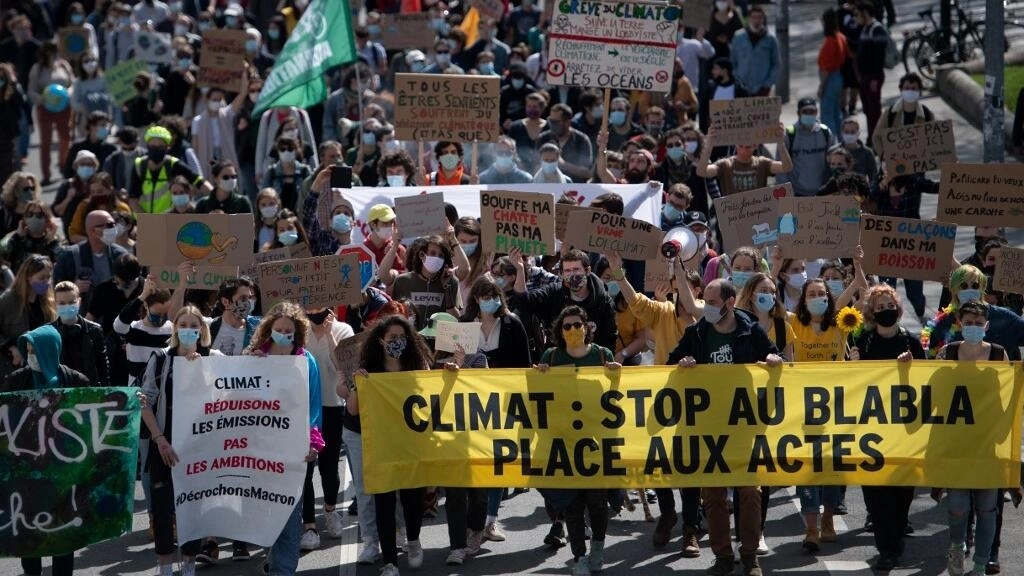 パリでは、数千人の人々がより野心的な気候条 件を要求するためにデモ行進を行いました。日曜日には、フランス全土で180を超える気候変動に関する抗議活動が行われました。AFP - ロイック・ヴァナンス