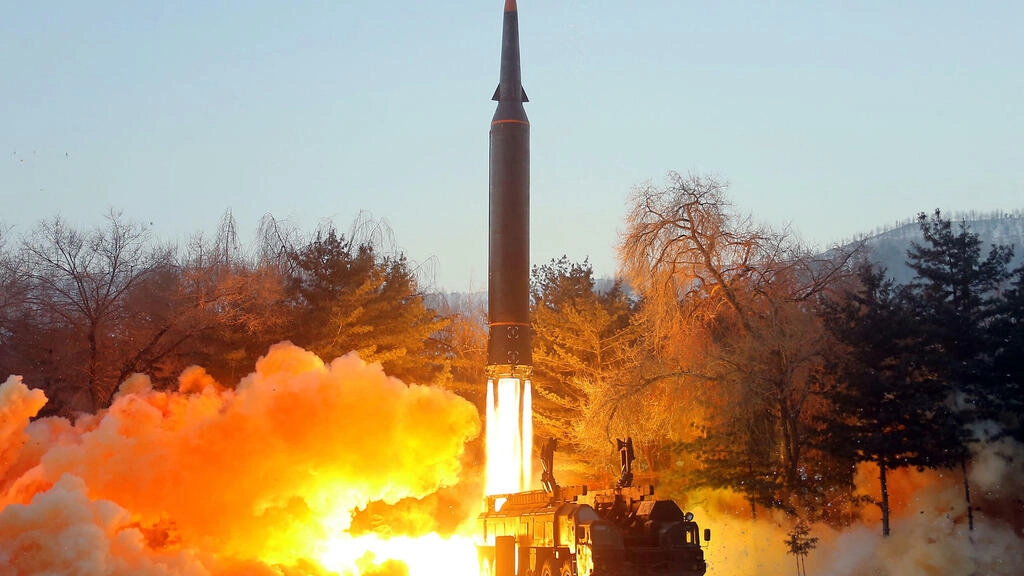 北朝鮮のミサイルの射撃。北朝鮮の公式中央通信社(KCNA)が提案した写真。AFP - STR
