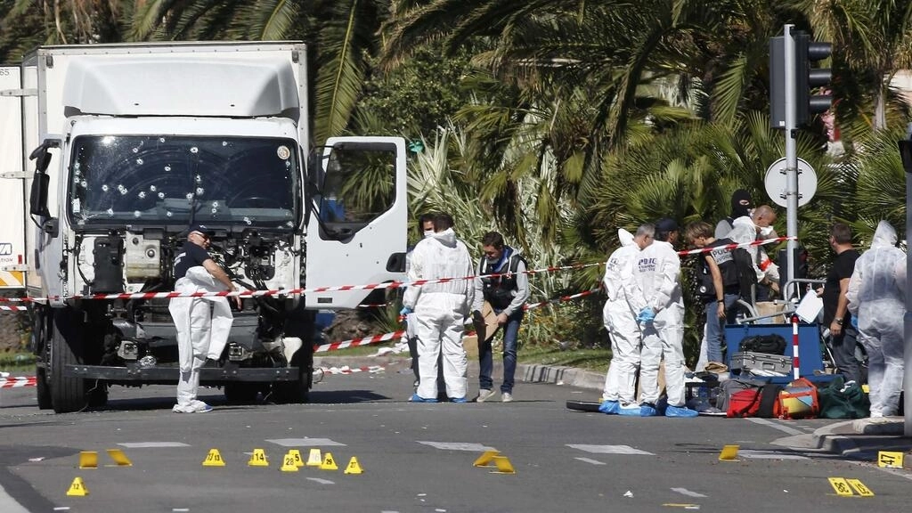 テロ事件翌日の2016年7月15日、フランス・ニースのプロムナード・デ・ザングレ（Promenade des Anglais）。REUTERS/Eric Gaillard