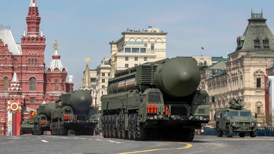 第二次世界大戦でナチスドイツに勝利した記念の軍事パレードのリハーサルで、赤の広場に登場した大陸間弾道ミサイルシステム「ヤース」などのロシア軍車両(2022年5月7日、モスクワで)。ロイター - マキシム・シェメトフ