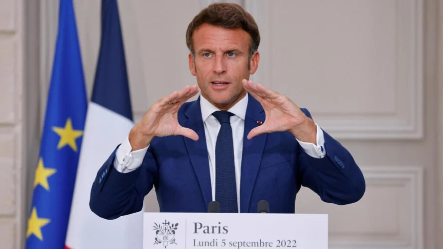 エリゼ宮で記者会見中のフランス大統領（2022年9月5日）。REUTERS/POOL