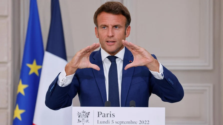 エリゼ宮で記者会見中のフランス大統領(2022年9月5日)。REUTERS/POOL