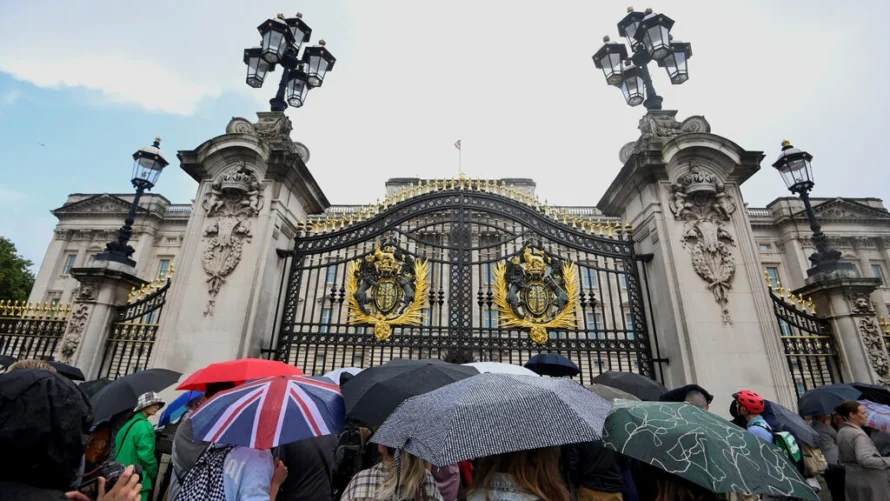 2022年9月8日、エリザベス2世の死去が発表され、ロンドンのバッキンガム宮殿の外に集まった群衆。ロイター／トビー・メルビル