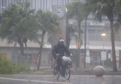 2022年9月18日、日本の九州島の宮崎で台風ナンマドルによる大雨と風の中、自転車に乗った男が通り過ぎます。 2022年9月18日、日本の九州島にある宮崎の台風ナンマドールによる大雨と風の中、自転車に乗った男が通り過ぎます。©ロイター経由 - 協同