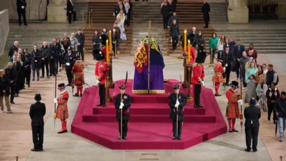 今朝早く、ロンドンのウェストミンスター宮殿で、エリザベス二世の棺に最後の一般市民が集まった © via REUTERS/POOL