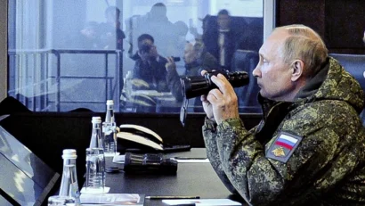 2022年9月6日、ロシア極東で行われた軍事演習「Vostok 2022」を監督するウラジーミル・プーチン氏。AP - Mikhail Klimentyev