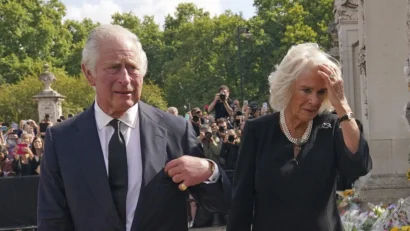 2022年9月9日、ロンドンのバッキンガム宮殿に到着した国王チャールズ3世とカミラ王妃コンソート。Yui Mok / AP