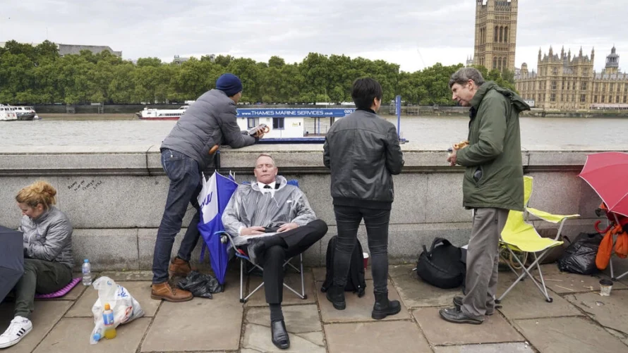 2022年9月14日以来、ロンドンでは、何千人もの人々が9月19日月曜日に葬儀が行われるエリザベス女王の棺に行くのを待っていました。AP - ステファン・ルソー