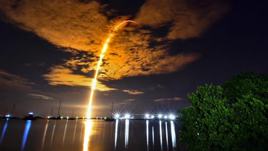 2022年9月18日、フロリダ州ケープカナベラルから打ち上げられる民間のSpaceX社製ロケット「ファロン9」。AP - Malcolm Denemark