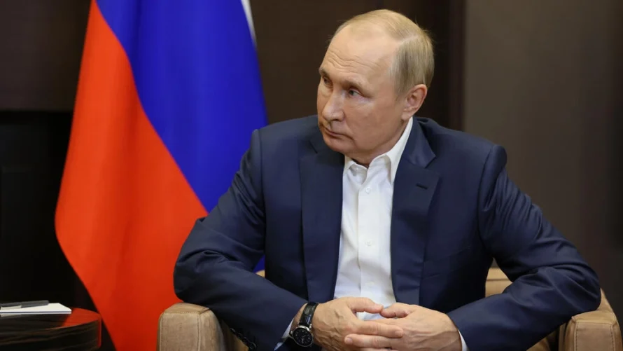 ロシアのウラジーミル・プーチン大統領は、黒海のリゾート地ソチにあるボハロフ・ルカシェイ邸での会談で、ベラルーシのアレクサンドル・ルカシェンコ大統領の話を聞いています（2022年9月26日、月曜日）。Gavriil Grigorov, Sputnik, Kremlin Pool Photo via AP.