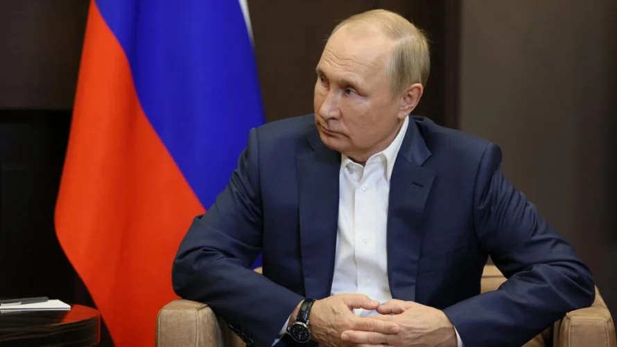 ロシアのウラジーミル・プーチン大統領は、黒海のリゾート地ソチにあるボハロフ・ルカシェイ邸での会談で、ベラルーシのアレクサンドル・ルカシェンコ大統領の話を聞いています(2022年9月26日、月曜日)。Gavriil Grigorov, Sputnik, Kremlin Pool Photo via AP.