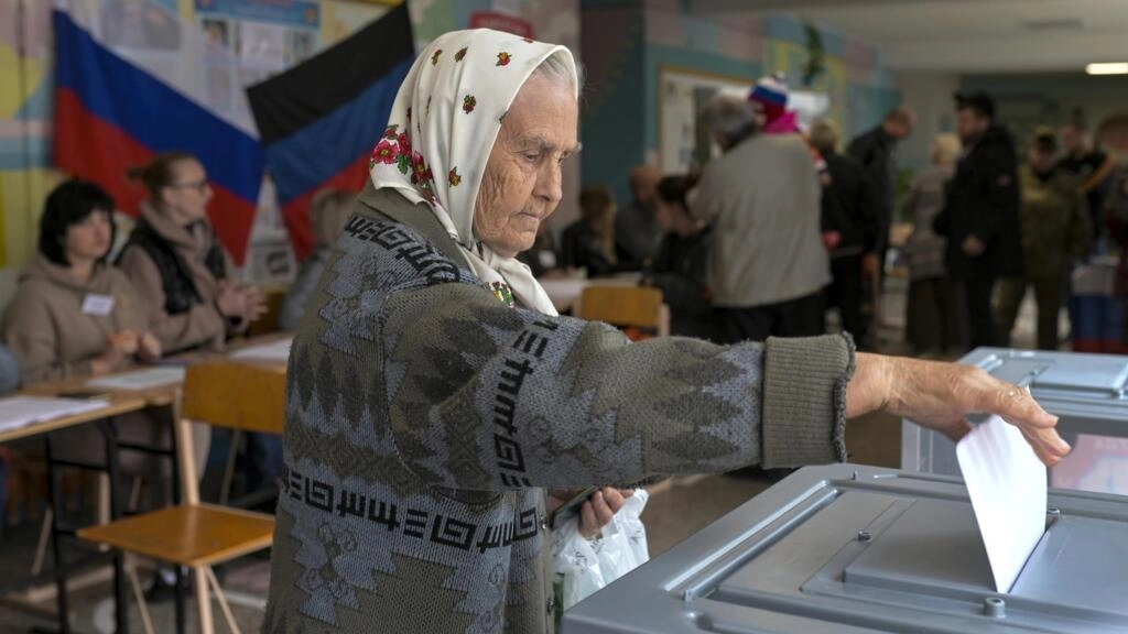 2022年9月27日火曜日、ウクライナ東部のロシア支援分離主義者が支配するドネツク人民共和国の首都ドネツクの投票所。© APフォト