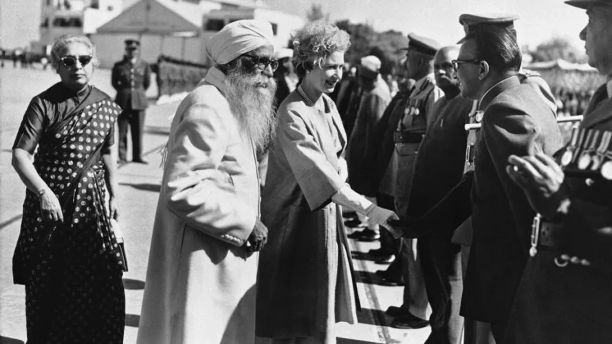 1961年1月22日、インドのジャイプールに到着したエリザベス2世とエジンバラ公。空港でラジャスタン州知事Gurmukh Nihal Singhに迎えられる二人。© Associated Press