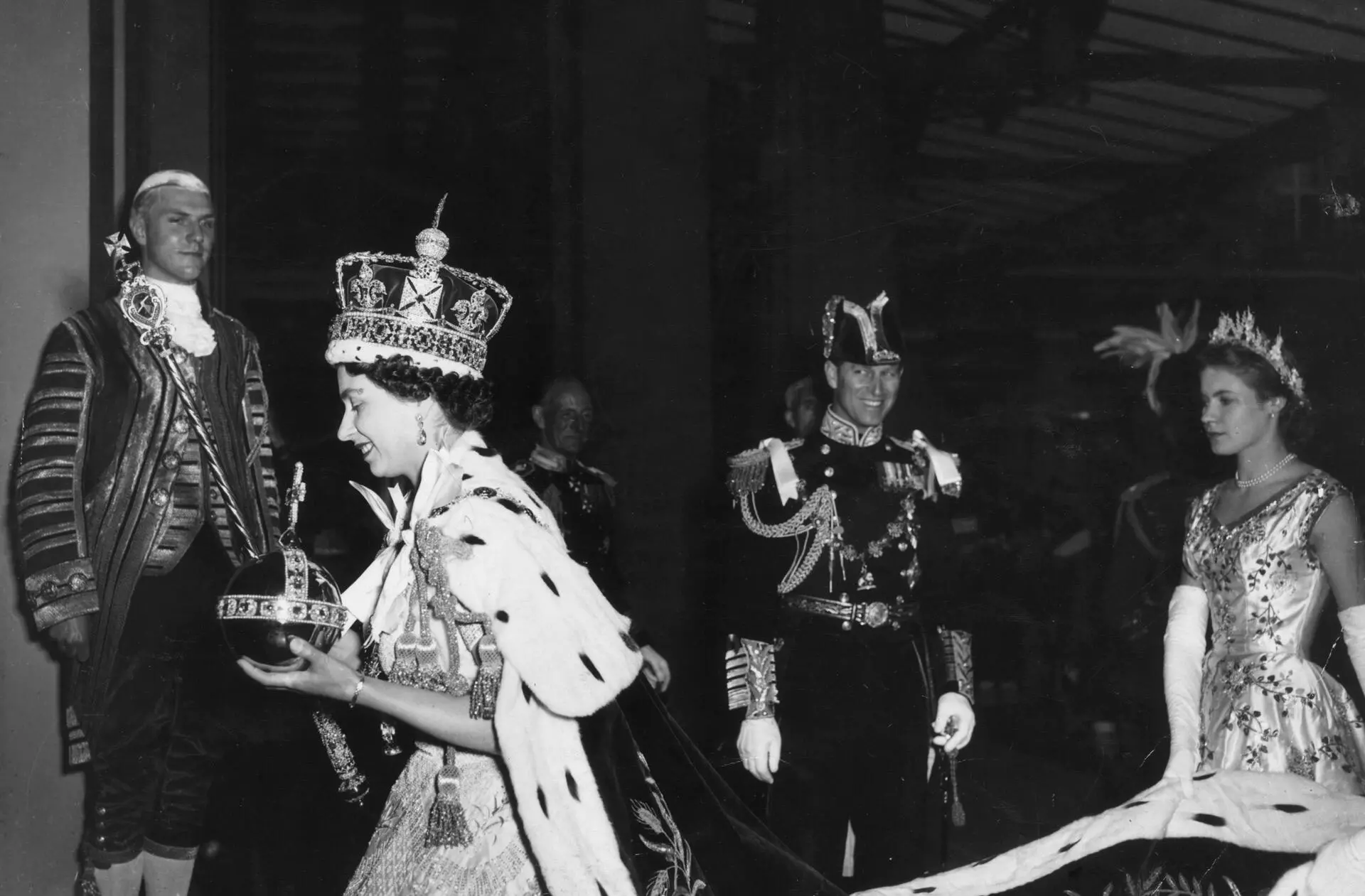 1953年6月2日、戴冠式を終えたエリザベス2世は、夫であるエディンバラ公爵に見守られながら、ウェストミンスター寺院からロンドンのバッキンガム宮殿へと戻ってきた。 夫であるエディンバラ公の共犯的な視線の中、エリザベス2世は1953年6月2日の戴冠式を終え、ウェストミンスター寺院からロンドンのバッキンガム宮殿へと戻ってきた。© Topical Press Agency/Getty