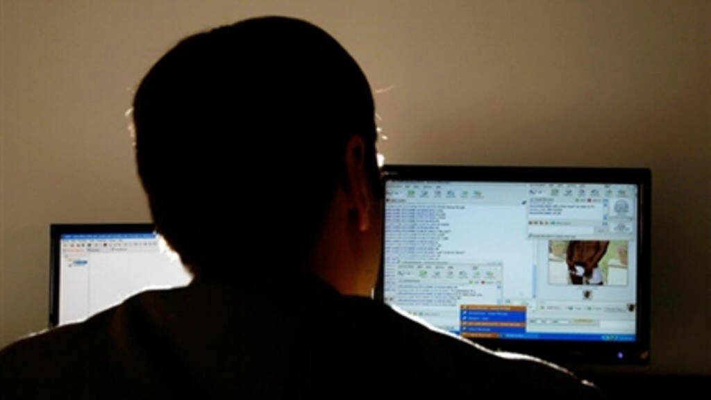 フランスのポルノ産業:上院報告書は「装飾の地獄」を非難する