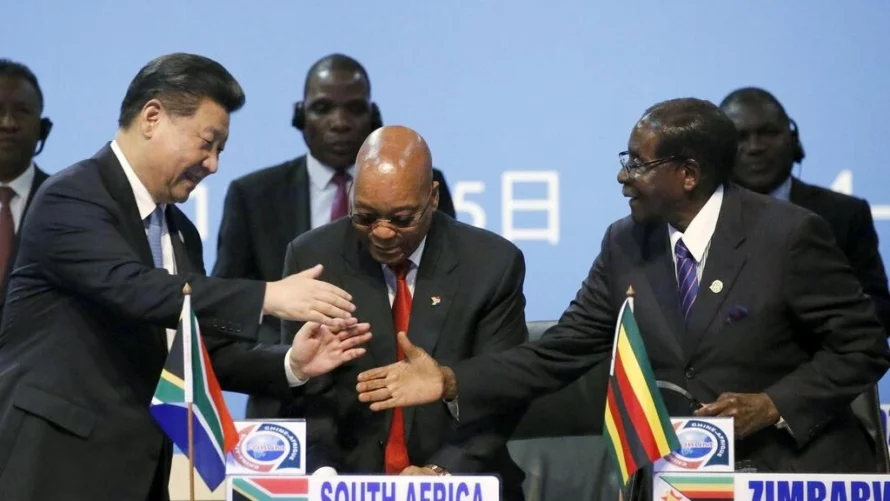 中国のXi Jingping大統領は、2015年12月4日にヨハネスブルグで開催された中国・アフリカサミットで、南アフリカのジェイコブ・ズマとジンバブエのロバート・ムガベに挨拶した。ロイター/シフィウェ・シベコ