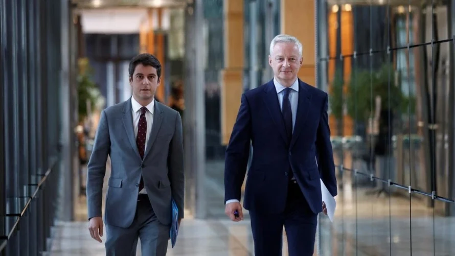 フランス経済・財務・産業・デジタル安全保障大臣ブルーノ・ル・マイアと公会計副大臣ガブリエル・アタルは、2022年9月26日にパリのベルシーの財務省にフランス政府の財政法案2023を提出する記者会見に出席します。© ロイター / Benoit Tessier