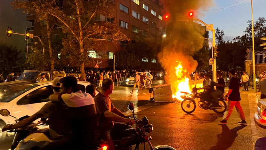 2022年9月19日のマフサ・アミニの死後、テヘランの路上でデモが激化し続けています。©ロイター/ワナニュースエージェンシー経由