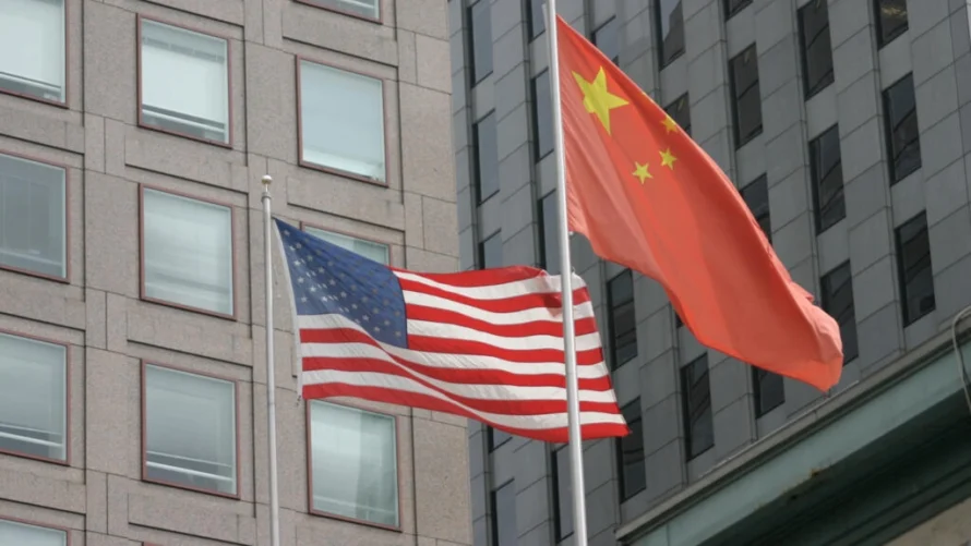 米国が中国への電子部品輸出の新たな規制を発表し、ワシントンと北京の間に緊張が走る(イラスト)© Michael Macdonald / EyeEm / Getty Images