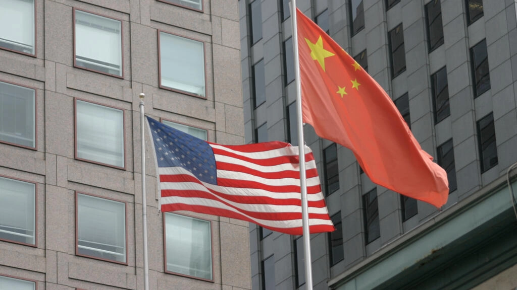 米国が中国への電子部品輸出の新たな規制を発表し、ワシントンと北京の間に緊張が走る（イラスト）© Michael Macdonald / EyeEm / Getty Images