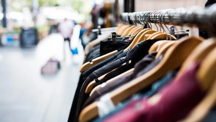 店で服を着ている。ピクサベイ/Pexels