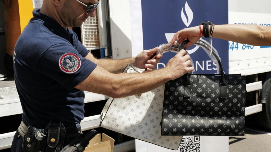 2022年7月11日にカンヌでフランスの税関当局によって偽造されたバッグの押収。© AFP/ヴァレリー・ハッシュ