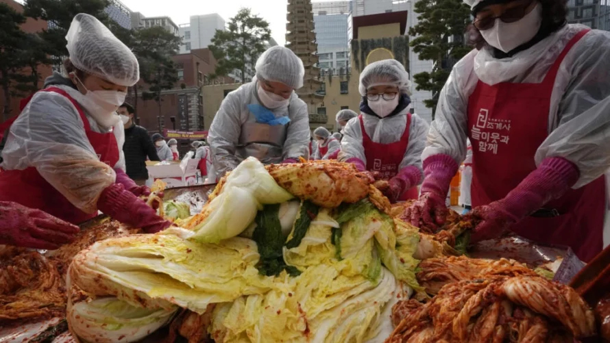 発酵させたキャベツ(または大根)、ニンニク、唐辛子を混ぜたキムチは、韓国料理のメインディッシュの付け合わせとして、ほとんど欠かせない。ここソウルで、2021年12月。AP - アン・ヨンジュン