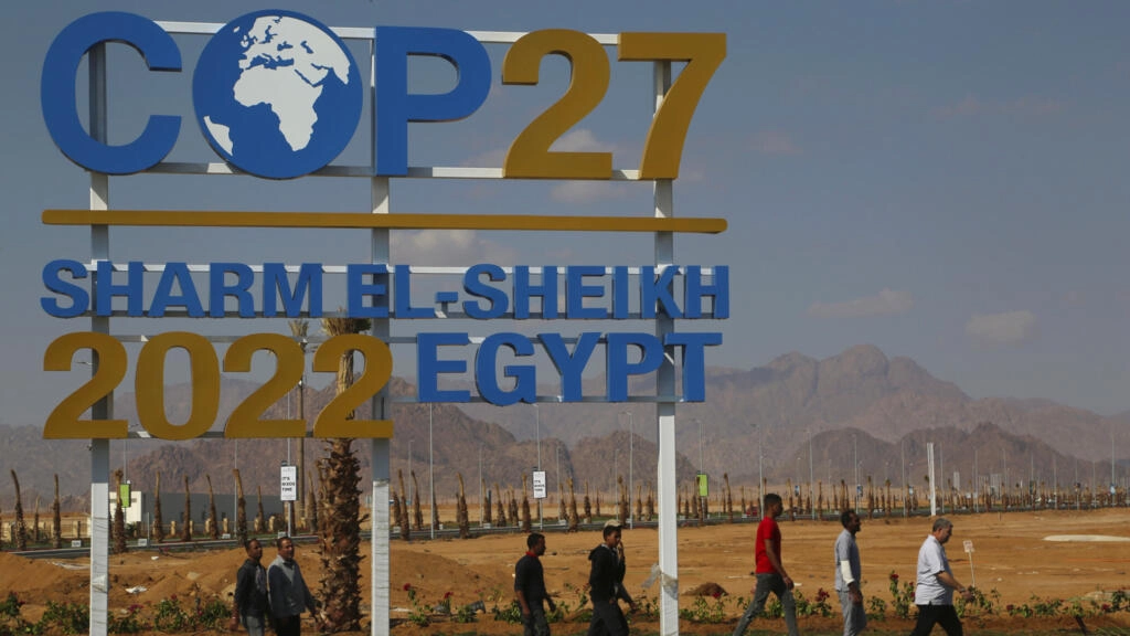 今年の国連気候サミット(COP27)がシャルム・エル・シェイクに近づくにつれて、エジプト政府は海辺のリゾートをより環境に優しい観光地にするための努力を称賛しています。2022年11月2日水曜日、エジプト南部のシャルム・エル・シェイクのピース・ロード。© AP Photo/トーマス・ハートウェル