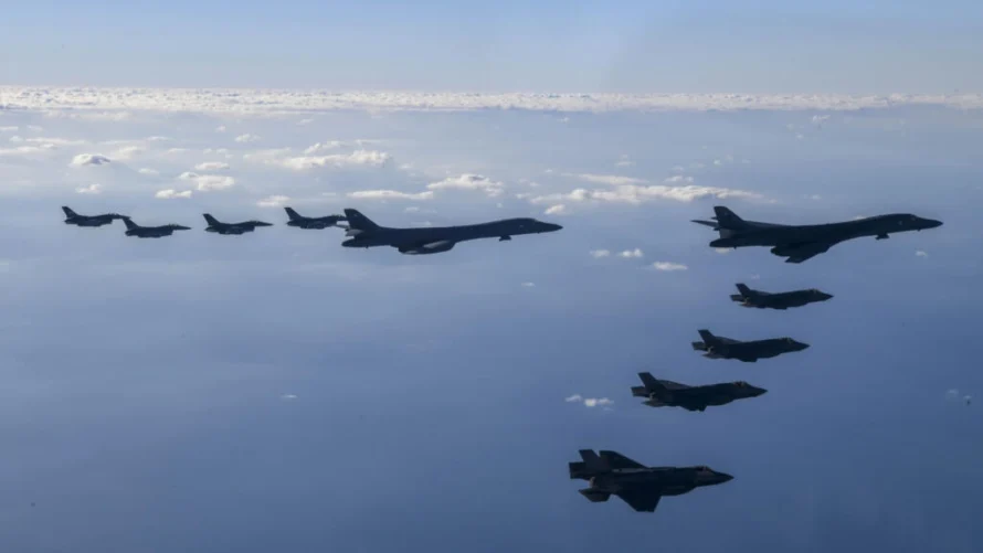 韓国国防省が提供するこの写真では、2022年11月5日土曜日に韓国で開催された「サイレントストーム」演習中に韓国半島上空を飛行する戦闘機を伴う2機の米空軍B-1B爆撃機。AP