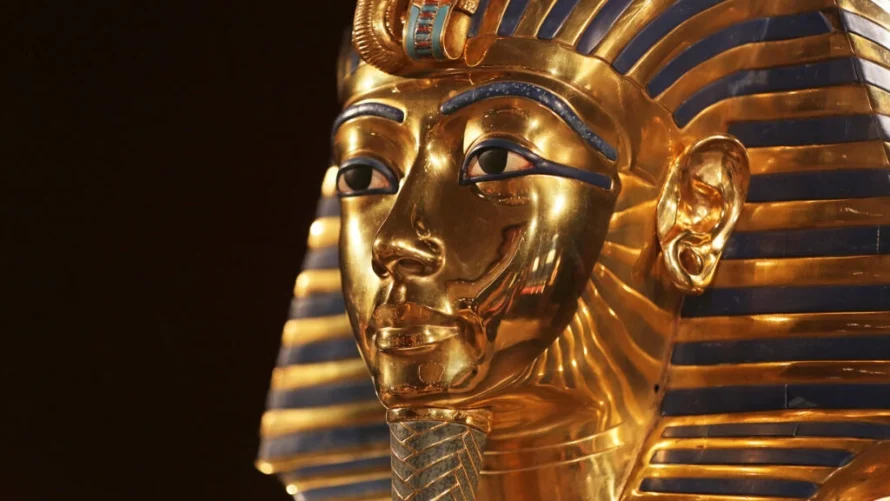 10kgの純金で構成されたツタンカーメンの葬儀用マスクは、1922年にハワード・カーターが発見した宝物の傑作の1つです。© ケビン・シーラフ / AP Photo