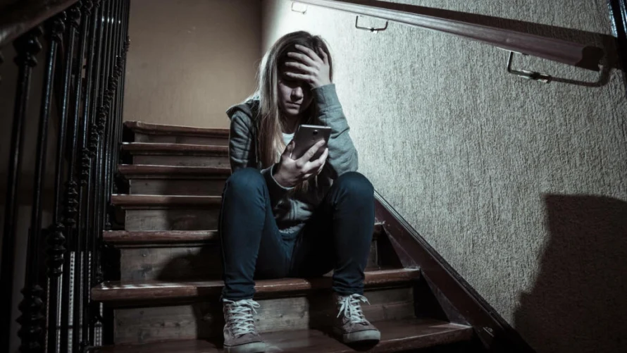 ソーシャルネットワークとスマートフォンを持って生まれた10代の女の子は、大きく変わりました。彼らはこの困難な思春期にますます早く、より強く変化します。© SBアーツメディア