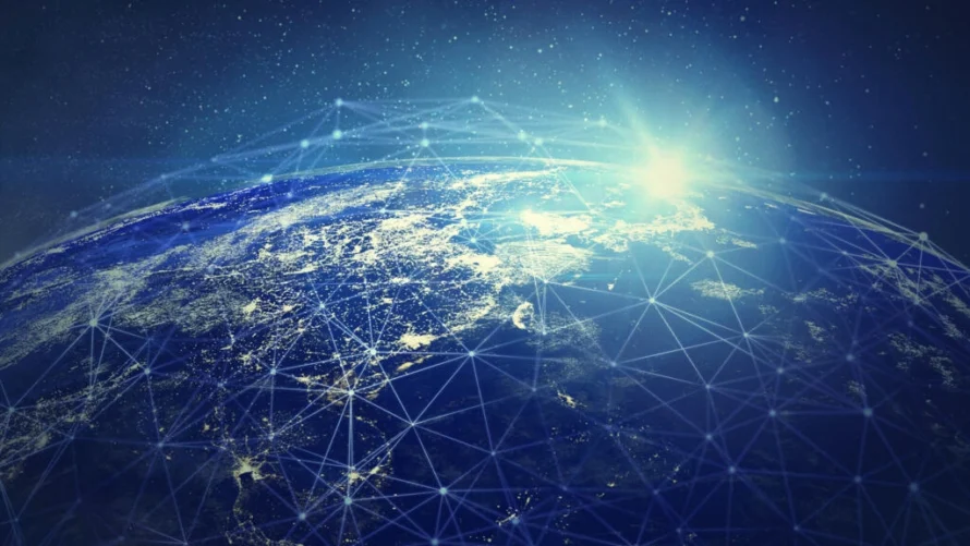 太陽エネルギーを搭載したコンピュータサーバーは、地球への環境への影響を減らすために軌道に乗せられるだろう。© Getty Images/茅野雄一郎