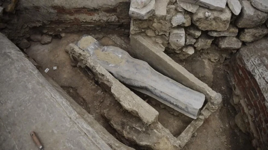 翼廊の交差点にあるノートルダム・ド・パリの舗装の下で発見された鉛の石棺は、非常に珍しい作品であると、2022年3月15日に発掘を担当する考古学者は言う。AFP - ジュリアン・デ・ローザ