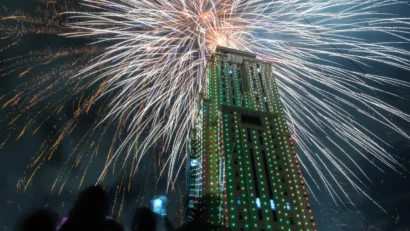 ケニアのナイロビでは、Old Mutual Towerが2023年を記念して鮮やかな色で彩られています。