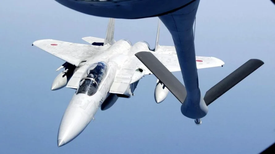 九州島の西にある日本のF-15戦闘機の飛行給油作戦。(イラストの画像) AFP