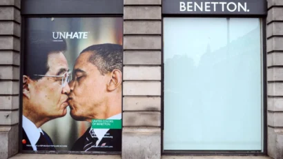 2011年に胡錦濤(G)とバラク・オバマがキスしたパリのベネトン広告キャンペーン。© AFP/マーティン・ビューロー