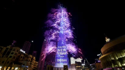 中東では、新年を迎えて数分が経過した。アラブ首長国連邦のドバイでは、世界一高いビル「ブルジュ・ハリファ」から花火が打ち上げられる。サティシュ・クマール・サブラマニ / ロイター
