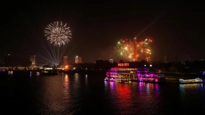 今度はアフリカがお祭りを始める番だ! ナイル川に上がる花火の色が、川の水面に映し出される。モハメド・アブド・エル・ガーニー / ロイター