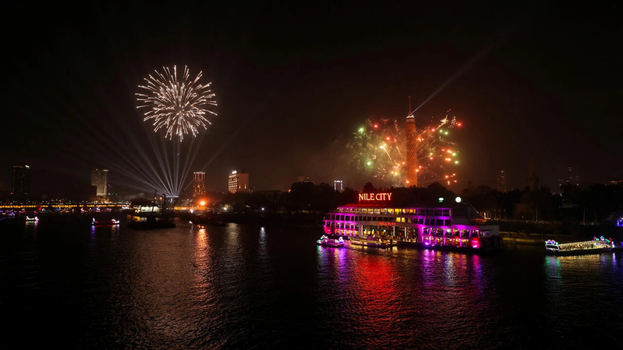 今度はアフリカがお祭りを始める番だ! ナイル川に上がる花火の色が、川の水面に映し出される。 モハメド・アブド・エル・ガーニー / ロイター